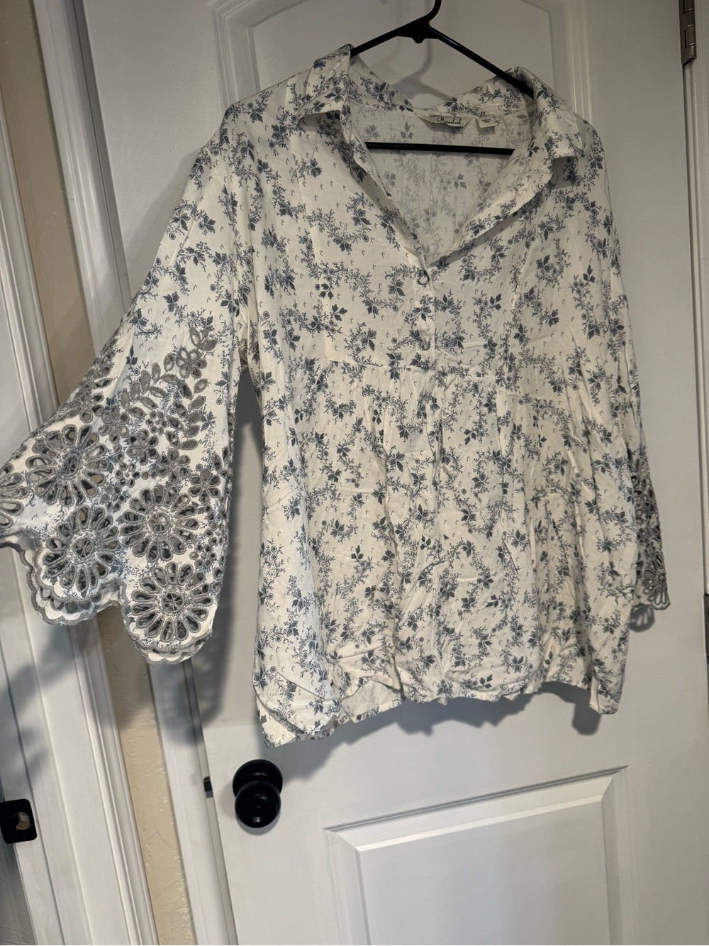 White Floral Lace-Sleeve Tunic Top in Blue